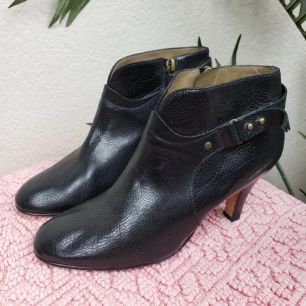 Anyi Lu Italy Pebbled Leather Ankle Booties Black Heels size 38/ US 8 Harness